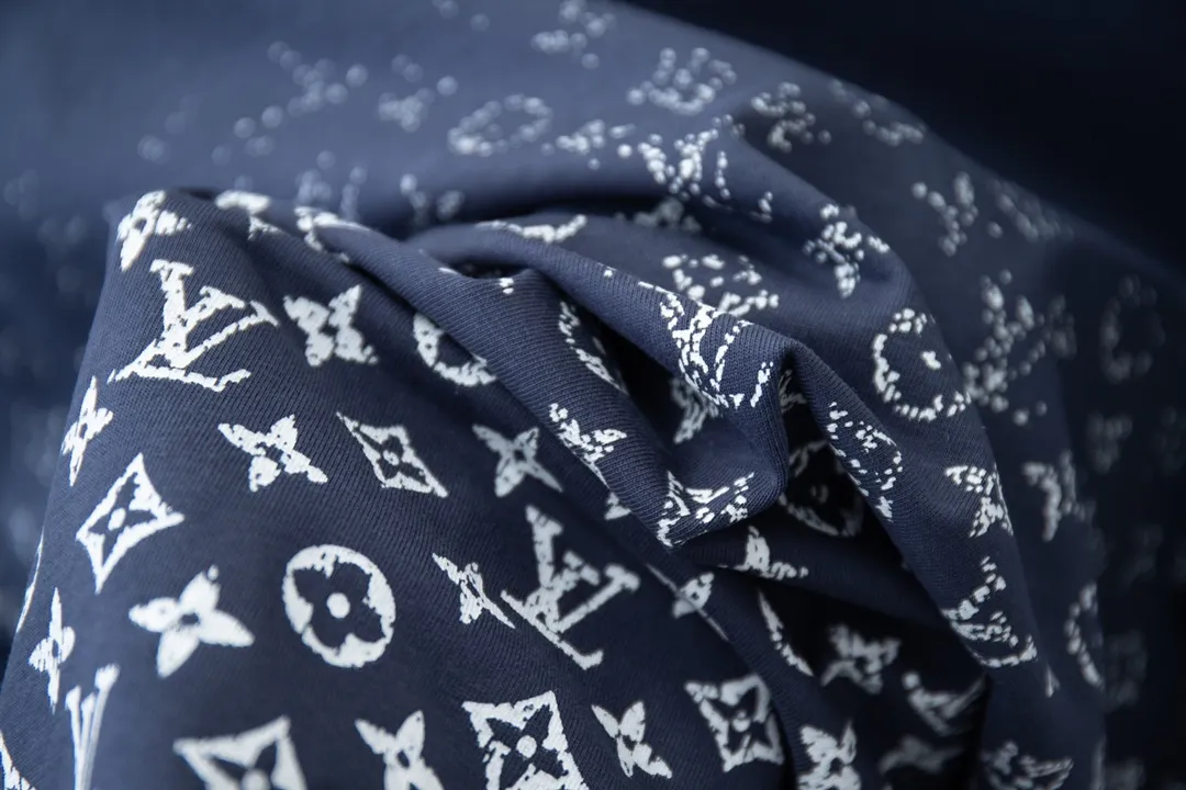 🅿️180 High-quality Lv 2025 early spring new style, MONOGRAM presbyopic gradient short-sleeved T-shirt, which uses digital printing technology to render pixel light and shadow for the Monogram gradient pattern. Its silk-screen texture and knitting effect complement each other, and the logo hardware is customized on the side. Synchronized with the official website, pure cotton fabrics at the counter! Comfortable against the skin, durable and easy to wear, meticulous original craftsmanship, custom-made 260g vat-dyed fabric, very comfortable to the touch, latest brick cabinet synchronization, OS off-shoulder version, fashionable and individual, super versatile and good-looking, very suitable for both men and women, must-have style, hang tag, collar label, washed wheat, complete with three labels S M L XL